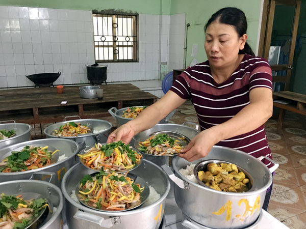 Bếp ăn của điểm thi Trường Dân tộc nội trú THPT tỉnh chuẩn bị bữa ăn cho các thí sinh.
