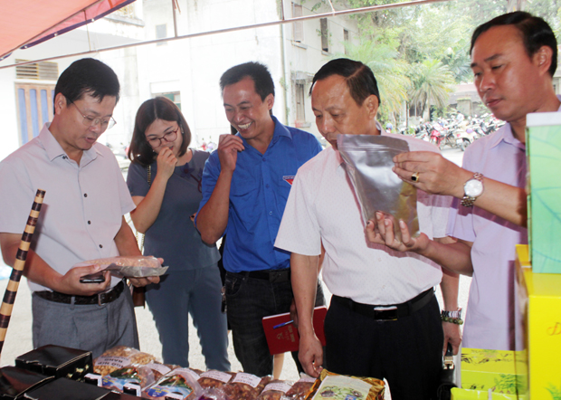 Lãnh đạo huyện Mèo Vạc tham quan gian hàng trưng bày sản phẩm đặc trưng theo Đề án OCOP của HTX Dịch vụ nông nghiệp Tả Lủng tại Diễn đàn khởi nghiệp của huyện.