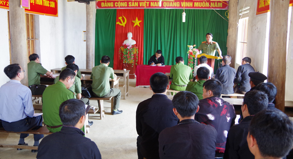 Đại tá Nguyễn Viết Giang, Phó Giám đốc Công an tỉnh kiểm tra mô hình tự quản về ANTT tại xã Quản Bạ, huyện Quản Bạ.