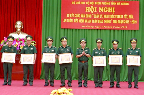 Lãnh đạo Bộ Chỉ huy BĐBP tỉnh tặng Giấy khen cho các cá nhân có thành tích xuất sắc trong cuộc vận động.