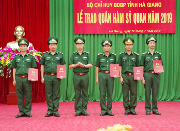 Đồng Chí Lưu Đức Hùng, Chính ủy BĐBP tỉnh trao Quyết định thăng quân hàm Thượng tá cho 5 sĩ quan.