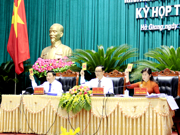 Các đại biểu biểu quyết thông qua dự thảo các nghị quyết tại kỳ họp