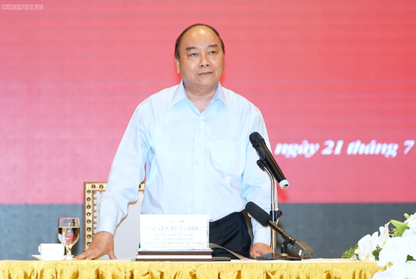 Thủ tướng Nguyễn Xuân Phúc phát biểu tại phiên họp.