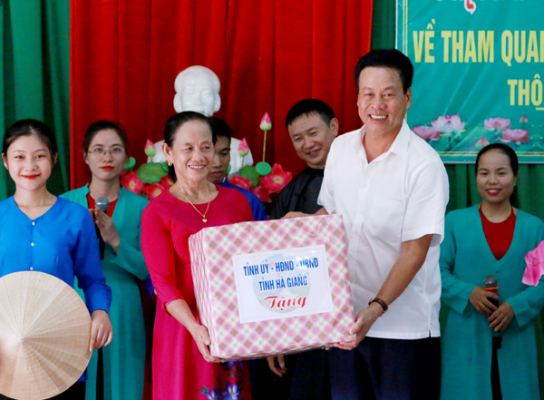Chủ tịch UBND tỉnh Nguyễn Văn Sơn thay mặt BTV Tỉnh ủy, Thường trực HĐND – UBND tỉnh tặng quà thôn Phong Giang.
