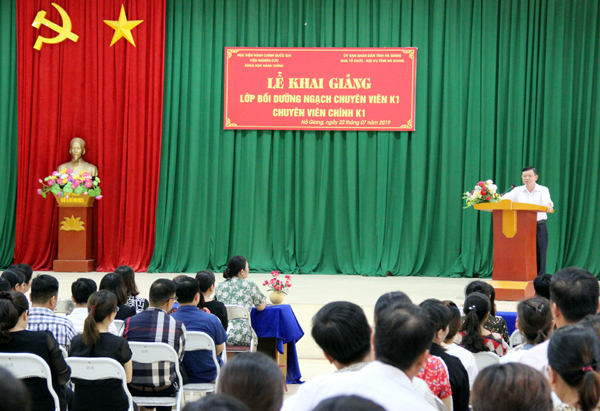Đồng chí Nguyễn Văn Hiến phát biểu tại buổi lễ khai giảng