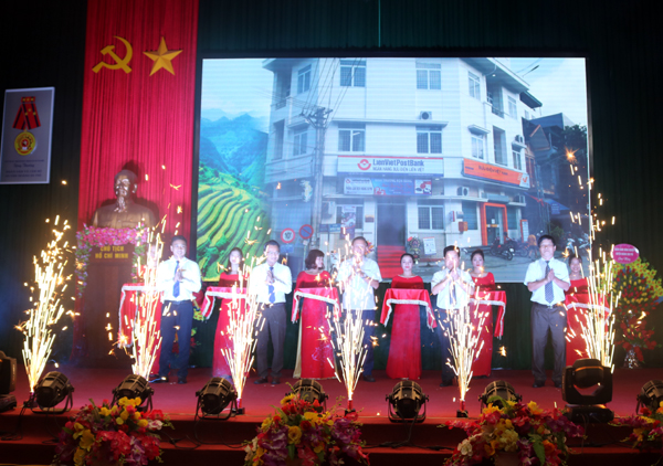 Các Đại biểu cắt băng Khai trương Phòng giao dịch LienVietPostBank huyện Hoàng Su Phì.