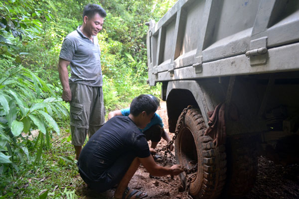 Dù đã quấn xích sắt vào lốp, nhưng chiếc xe này vẫn không thể đến được thôn Cao Bành.