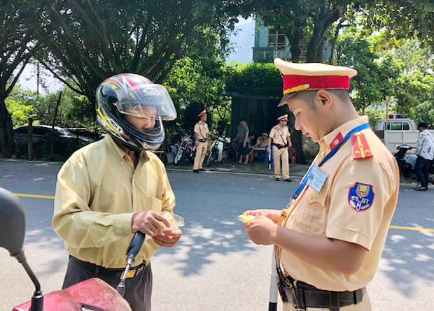 Công an Vị Xuyên kiểm tra giấy tờ của người điều khiển phương tiện giao thông.