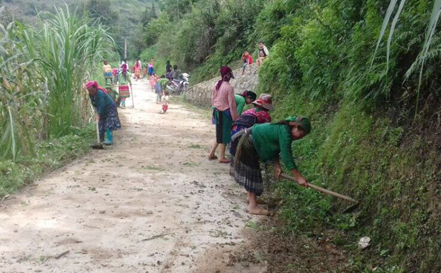 Phụ nữ xã Sủng Thài vệ sinh tuyến đường phụ nữ tự quản.