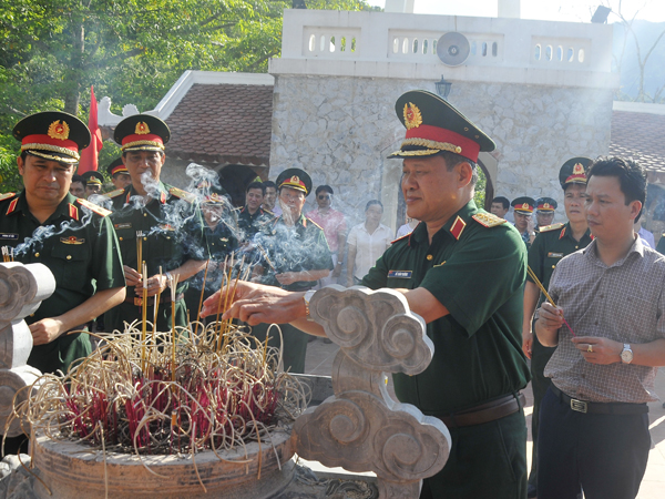Thứ trưởng Bộ Quốc phòng Bế Xuân Trường cùng lãnh đạo Quân khu 2, lãnh đạo tỉnh thắp hương viếng các Anh hùng liệt sỹ tại Đài hương 468