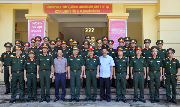 Thứ trưởng Bộ Quốc phòng Bế Xuân Trường cùng lãnh đạo Bộ Tư lệnh Quân khu 2 và các đồng chí lãnh đạo tỉnh chụp ảnh lưu niệm với cán bộ, chiến sỹ Đoàn kinh tế Quốc phòng 313. 