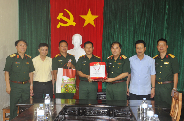 Tư lệnh Quân khu 2 Phùng Sĩ Tấn và Chủ tịch UBND tỉnh Nguyễn Văn Sơn tặng quà Đội tìm kiếm, quy tập hài cốt Liệt sỹ.