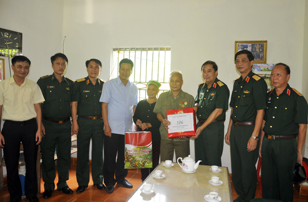 Tư lệnh Quân khu 2 Phùng Sĩ Tấn và Chủ tịch UBND tỉnh Nguyễn Văn Sơn tặng quà gia đình thương binh Đặng Văn Điền.