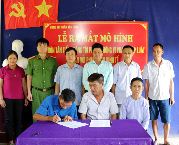 Các hộ dân thôn Tân Tiến ký cam kết thực hiện mô hình “Thôn không tội phạm, không vi phạm pháp luật gắn với phát triển kinh tế”.