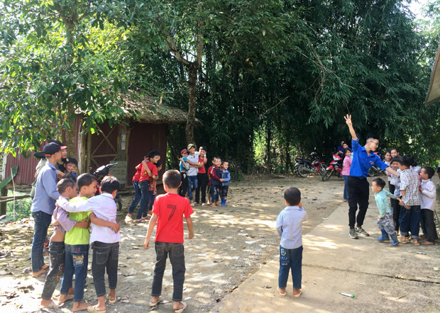Đoàn Thanh niên thị trấn Yên Phú tổ chức sinh hoạt Hè cho thiếu niên, nhi đồng tại Chi đoàn thôn Nà Đon.    
