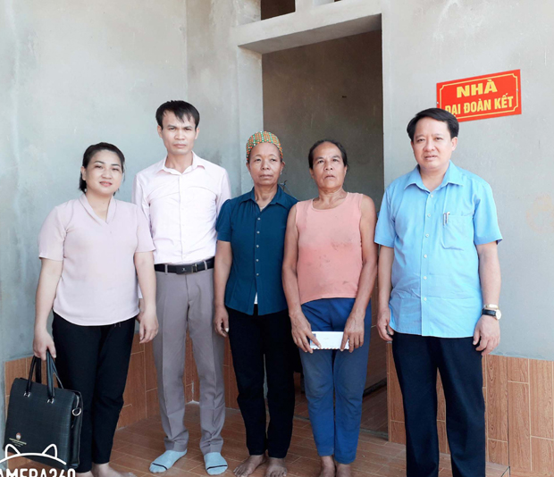 Lãnh đạo UBMTTQ huyện Quang Bình và xã Tân Bắc trao hỗ trợ xây nhà Đại đoàn kết cho gia đình anh Hủng Láo Sán, thôn Nậm Sú, xã Tân Bắc.