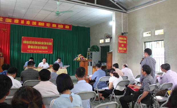 Toàn cảnh buổi tiếp xúc cử tri tại xã Thuận Hòa.