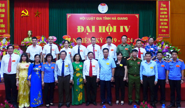 Các đồng chí lãnh đạo tỉnh và đại biểu chúc mừng BTV, BCH, Ủy ban kiểm tra Hội Luật gia tỉnh khóa IV, nhiệm kỳ 2019 – 2024.