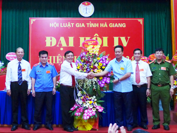 Thay mặt lãnh đạo tỉnh, Phó Bí thư Tỉnh ủy, Chủ tịch UBND tỉnh Nguyễn Văn Sơn trao tặng lẵng hoa của Tỉnh ủy – ĐĐBQH - HĐND – UBND – Ủy ban MTTQ tỉnh chúc mừng thành công Đại hội.