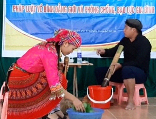 Một tiểu phẩm thực hiện tại biểu truyền thông