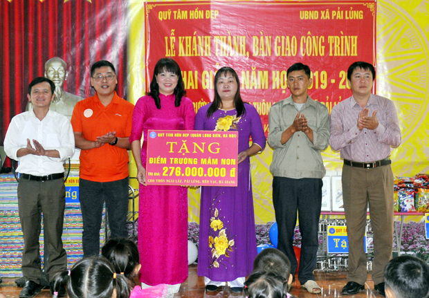 Đại diện Quỹ “Tâm hồn đẹp” trao biển hỗ trợ tiền xây dựng điểm trường Mầm non thôn Ngài Lầu.