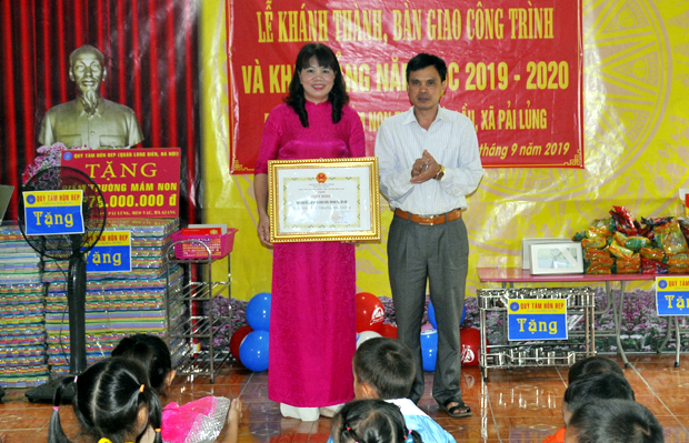 Lãnh đạo Ban Tuyên giáo Huyện ủy Mèo Vạc tặng Giấy khen của Chủ tịch UBND huyện cho Quỹ “Tâm hồn đẹp”.