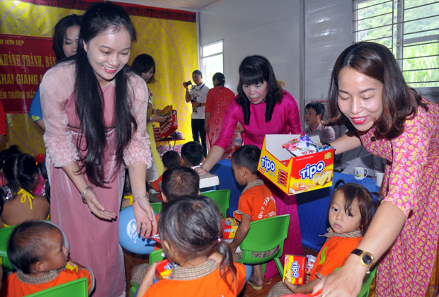 Các thành viên Quỹ “Tâm hồn đẹp” chia quà cho các cháu học sinh.