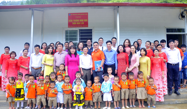 Các thành viên Quỹ “Tâm hồn đẹp” chụp ảnh lưu niệm cùng các đại biểu, cô giáo và học sinh điểm trường Mầm non thôn Ngài Lầu.