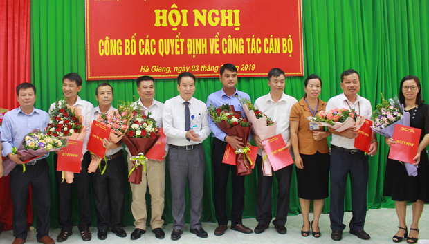 Lãnh đạo Sở GD&ĐT trao quyết định cho các đồng chí được nhận nhiệm vụ và giữ chức vụ Hiệu trưởng các trường.
