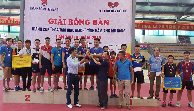 Phó Bí thư Thường trực Tỉnh ủy, Chủ tịch HĐND tỉnh và lãnh đạo Liên đoàn Bóng bàn Việt Nam trao giải Nhất, Nhì, Ba cho các đội đoạt giải hạng C-D.