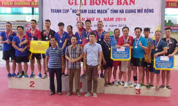  Lãnh đạo Sở VHTT&DL, lãnh đạo thành phố Hà Giang trao giải Nhất, Nhì, Ba cho các đội đoạt giải hạng E.