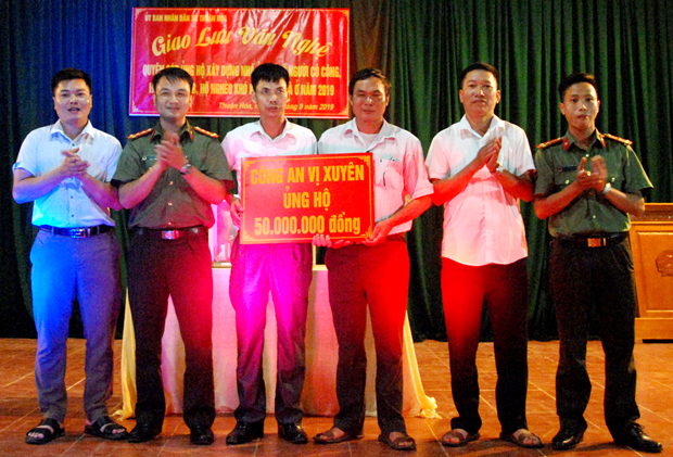 Công an huyện hỗ trợ 50 triệu đồng cho chương trình xây nhà ở cho hộ nghèo của xã Thuận Hòa.