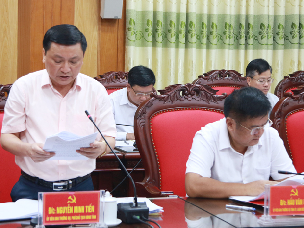 Phó Chủ tịch Thường trực UBND tỉnh Nguyễn Minh Tiến báo cáo tiến độ triển khai chương trình.