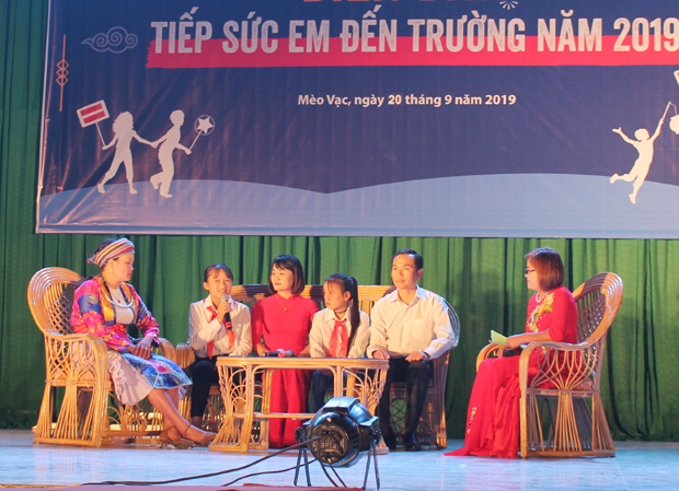Các thầy giáo, cô giáo, phụ huynh, học sinh đối thoại trực tiếp với các ngành chuyên môn tại diễn đàn.