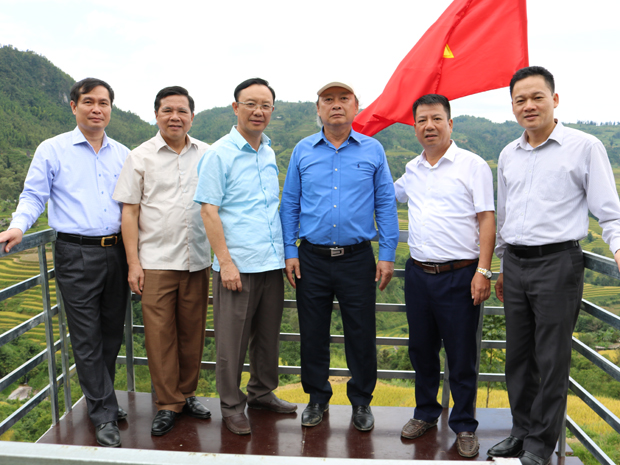 Các đồng chí Võ Văn Phuông, Thào Hồng Sơn, Sèn Chỉn Ly và  lãnh đạo huyện Hoàng Su Phì chụp ảnh lưu niệm tại thắng cảnh ruộng bậc thang xã Tả Sử  Chóong 