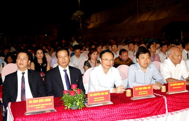 Bí thư Tỉnh ủy Đặng Quốc Khánh và các đồng chí trong BTV Tỉnh ủy, các đồng chí nguyên lãnh đạo tỉnh dự Lễ khai mạc chương trình. 