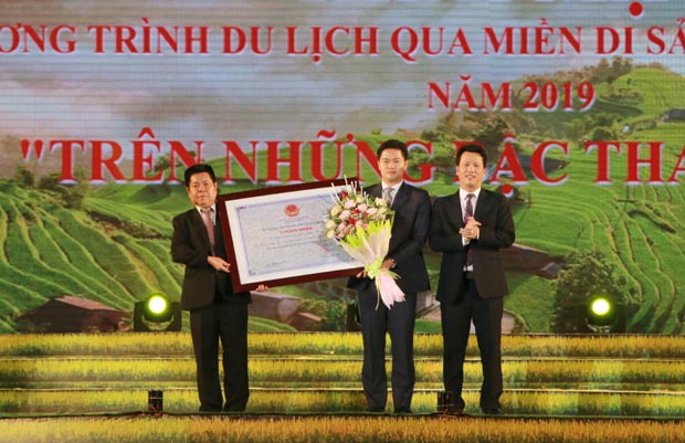 Thừa ủy quyền của Bộ trưởng Bộ VHTT&DL, Bí thư Tỉnh ủy Đặng Quốc Khánh trao Quyết định công nhận Di sản văn hóa phi vật thể Quốc gia đối với nghề chạm bạc của người Nùng cho huyện Hoàng Su Phì.