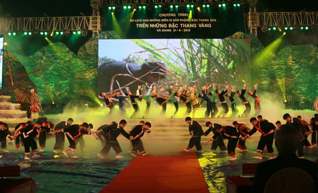 Một tiết mục trong Chương trình nghệ thuật “Trên những bậc thang vàng”.