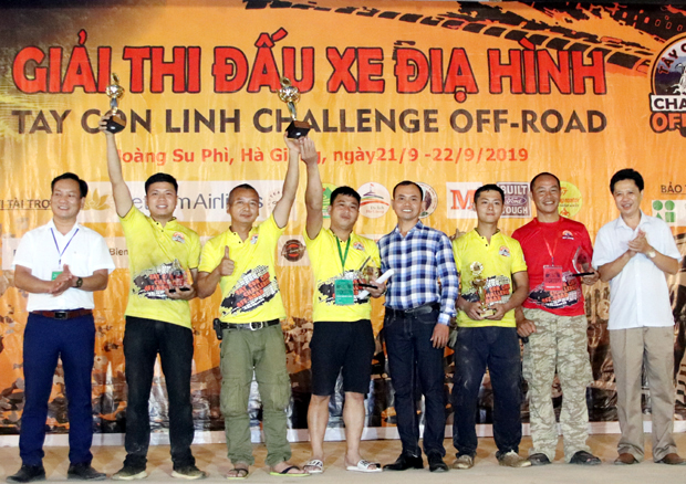 Lãnh đạo huyện Hoàng Su Phì và Công ty Cổ phần Nhượng quyền Kinh doanh Quốc tế trao giải cho các vận động viên thi đấu ở hạng chuyên nghiệp