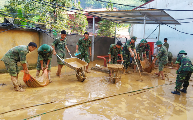 Cán bộ, chiến sỹ Trung đoàn 877 giúp dân khắc phục hậu quả mưa, lũ tại thị trấn Yên Minh, huyện Yên Minh.
