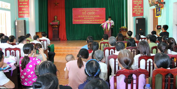 Quang cảnh buổi công khai xin lỗi tại trụ sở xã Minh Hương.