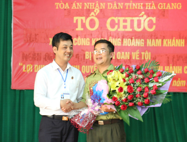 Phó Chánh án TAND tỉnh Trương Huy Huân tặng hoa ông Hoàng Nam Khánh.