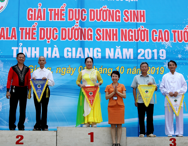 Ban tổ chức trao giải cho các đội thi xuất sắc.