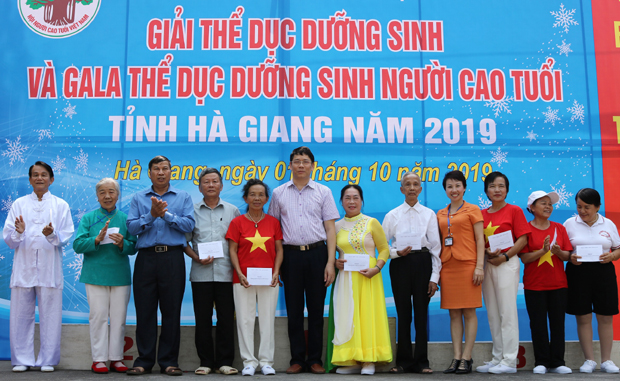 Ban tổ chức trao quà của Tỉnh ủy – HĐND – UBND – UBMTTQ tỉnh cho các đội nhân dịp kỷ niệm Ngày Quốc tế Người cao tuổi.                                                                       