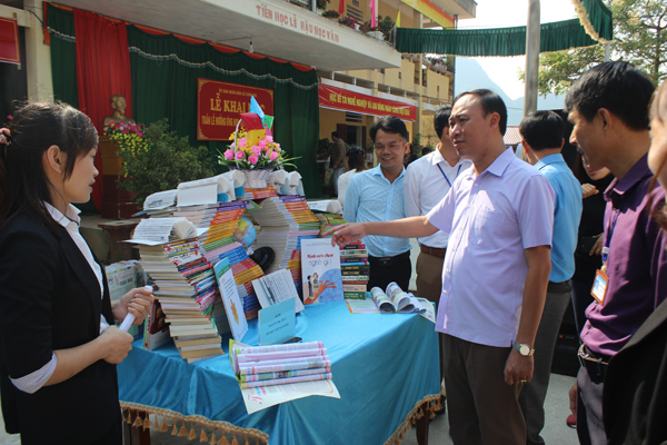 Lãnh đạo huyện Mèo Vạc thăm quan mô hình thư viện ngoài trời tại trường THCS xã Sủng Trà 