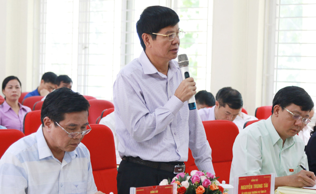 Đồng chí Nguyễn Trung Tài, Trưởng ban Tổ chức – Nội vụ tỉnh tham gia ý kiến tại buổi làm việc.