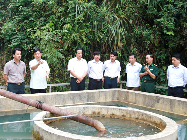 Các đồng chí Bí thư Tỉnh ủy, Chủ tịch UBND tỉnh cùng lãnh đạo các sở, ngành kiểm tra tình trạng thiệt hại do thiên tai tại Trạm xử lý, cấp nước sinh hoạt cho thị trấn Yên Minh.