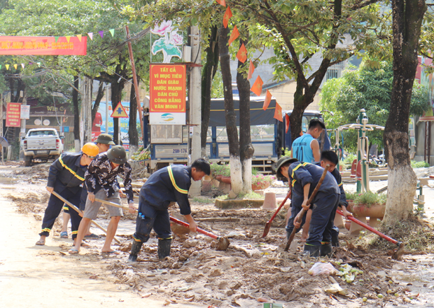 Cán bộ, chiến sỹ Phòng Cảnh sát PCCC&CNCH hỗ trợ người dân huyện Yên Minh khắc phục hậu quả thiên tai.