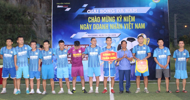 Lãnh đạo Sở Văn hóa, Thể thao và Du lịch trao giải Nhất cho đội bóng Công ty Cổ phần Xây dựng và Dịch vụ Tuấn Sơn 23.