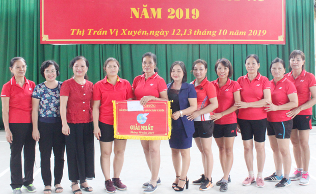 Ban tổ chức chao giải cho đội đạt giải Nhất.